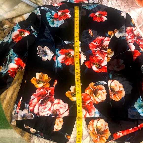 Absolutely gorgeous blazer. Size fit to L. Silk feeling - Picture 12 of 15